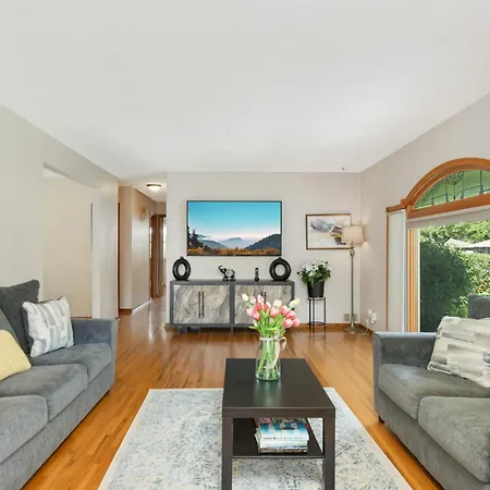 Cottage Grove Haven, Spacious 4-Bed, 3 Baths Retreat